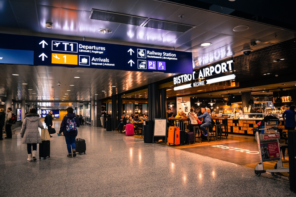 ციფრული სამგზავრო დოკუმენტები უკან ფინეთის ჰელსინკის აეროპორტში